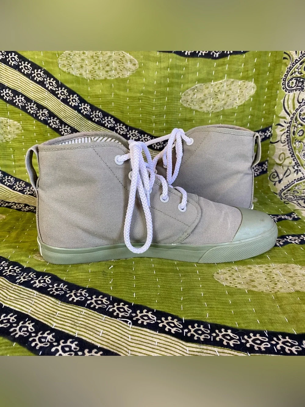 Bangs Sage Canvas Floral Bmbroidered Goblincore Cottage High Top Sneakers Size 9